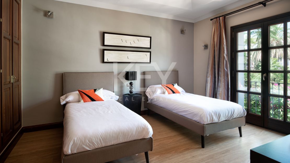 Элегантная вилла с классическим шармом в Сьерра-Бланка