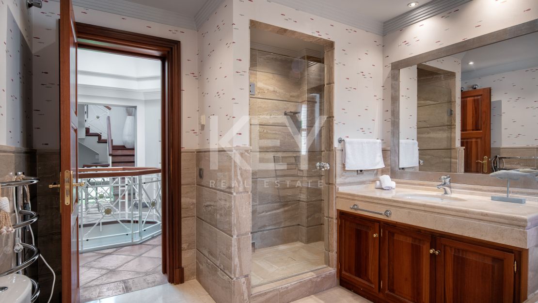 Элегантная вилла с классическим шармом в Сьерра-Бланка