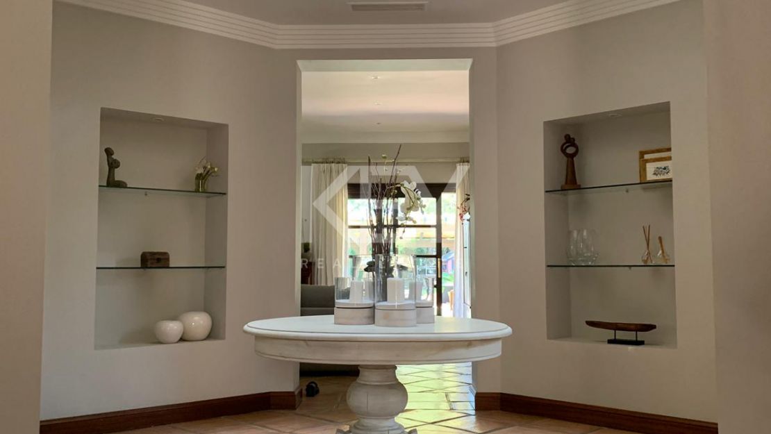 Элегантная вилла с классическим шармом в Сьерра-Бланка