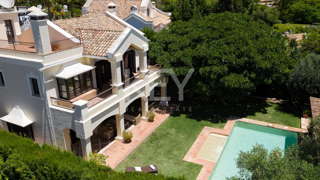 Элегантная вилла с классическим шармом в Сьерра-Бланка