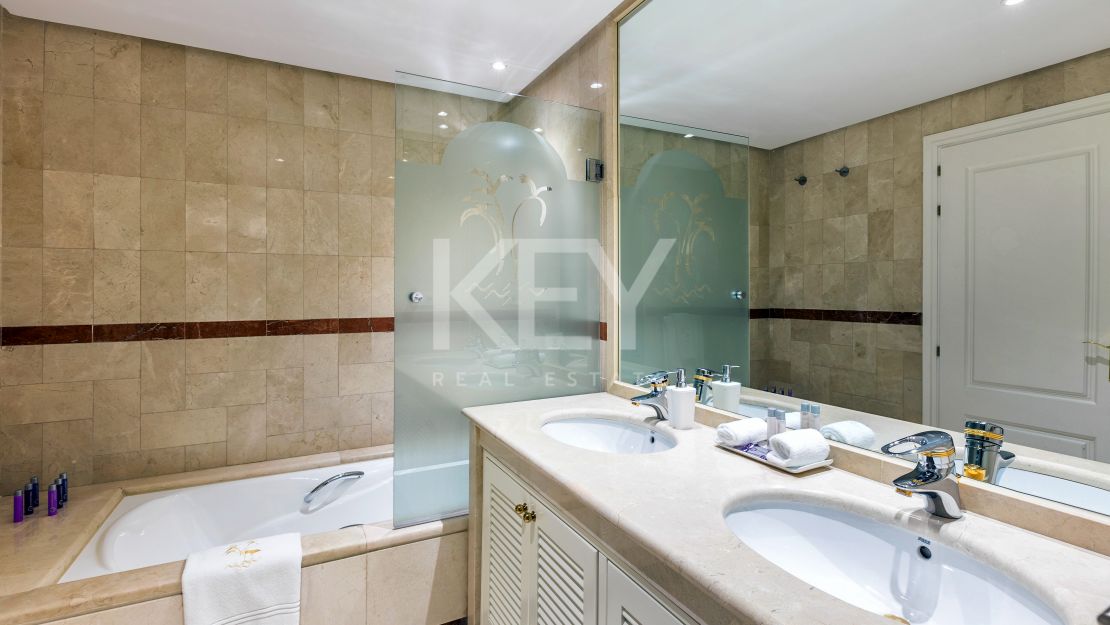 Ático dúplex junto a la playa con vistas al mar en Puerto Banús