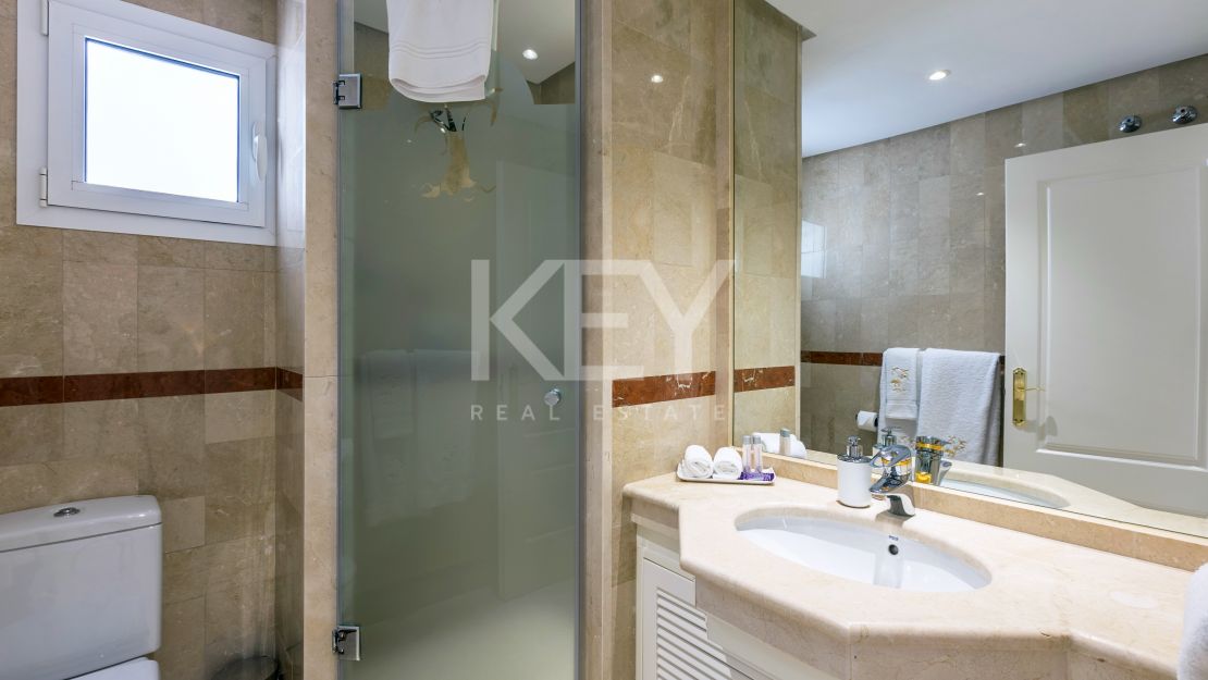 Ático dúplex junto a la playa con vistas al mar en Puerto Banús