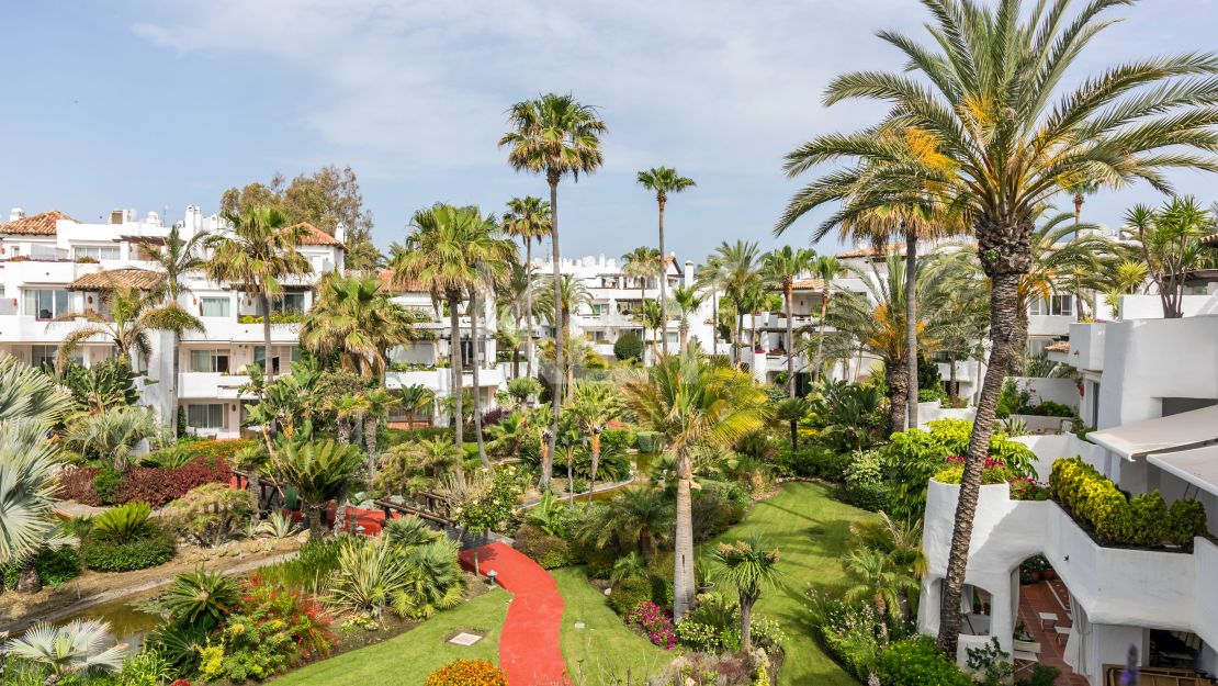 Ático dúplex junto a la playa con vistas al mar en Puerto Banús