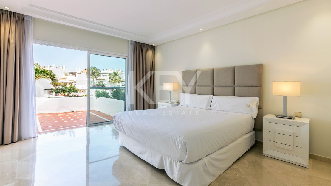 Ático dúplex junto a la playa con vistas al mar en Puerto Banús