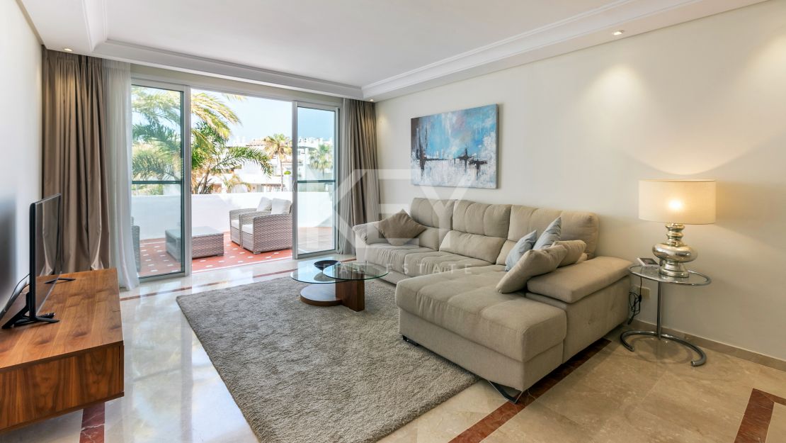 Ático dúplex junto a la playa con vistas al mar en Puerto Banús