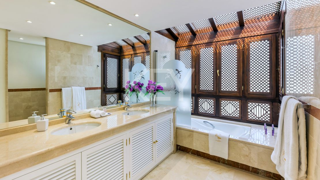 Ático dúplex junto a la playa con vistas al mar en Puerto Banús