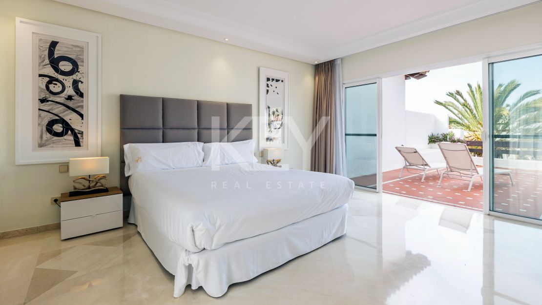 Ático dúplex junto a la playa con vistas al mar en Puerto Banús