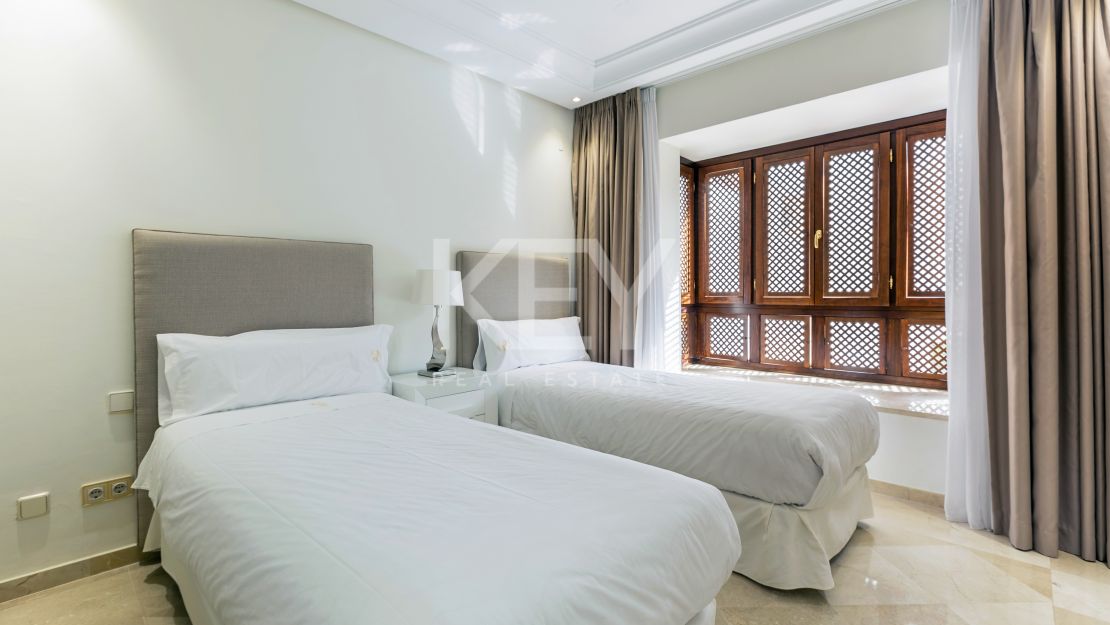 Ático dúplex junto a la playa con vistas al mar en Puerto Banús