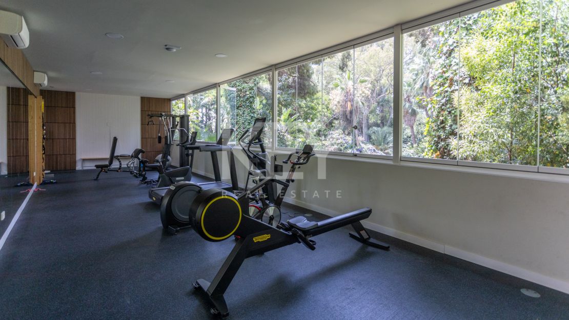 Elegant apartment in prime Marbella beachside location