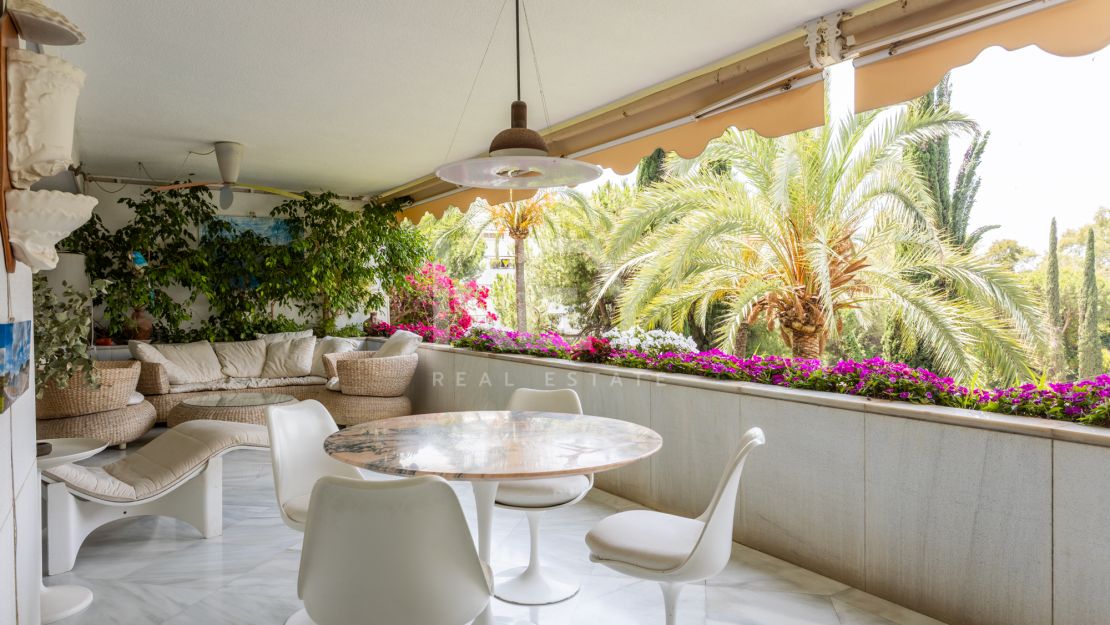 Elegant apartment in prime Marbella beachside location