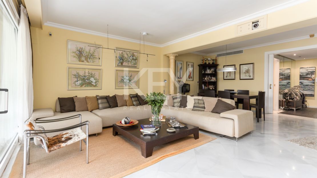 Elegant apartment in prime Marbella beachside location