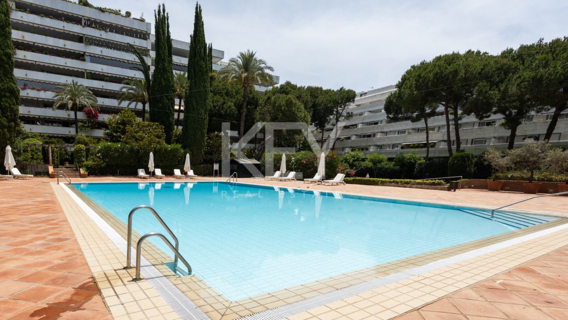 Elegant apartment in prime Marbella beachside location