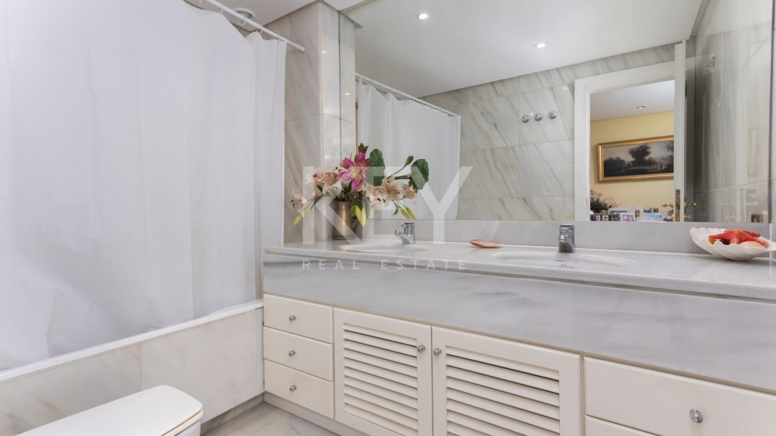 Elegant apartment in prime Marbella beachside location