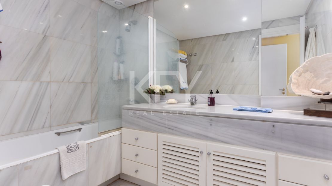 Elegant apartment in prime Marbella beachside location