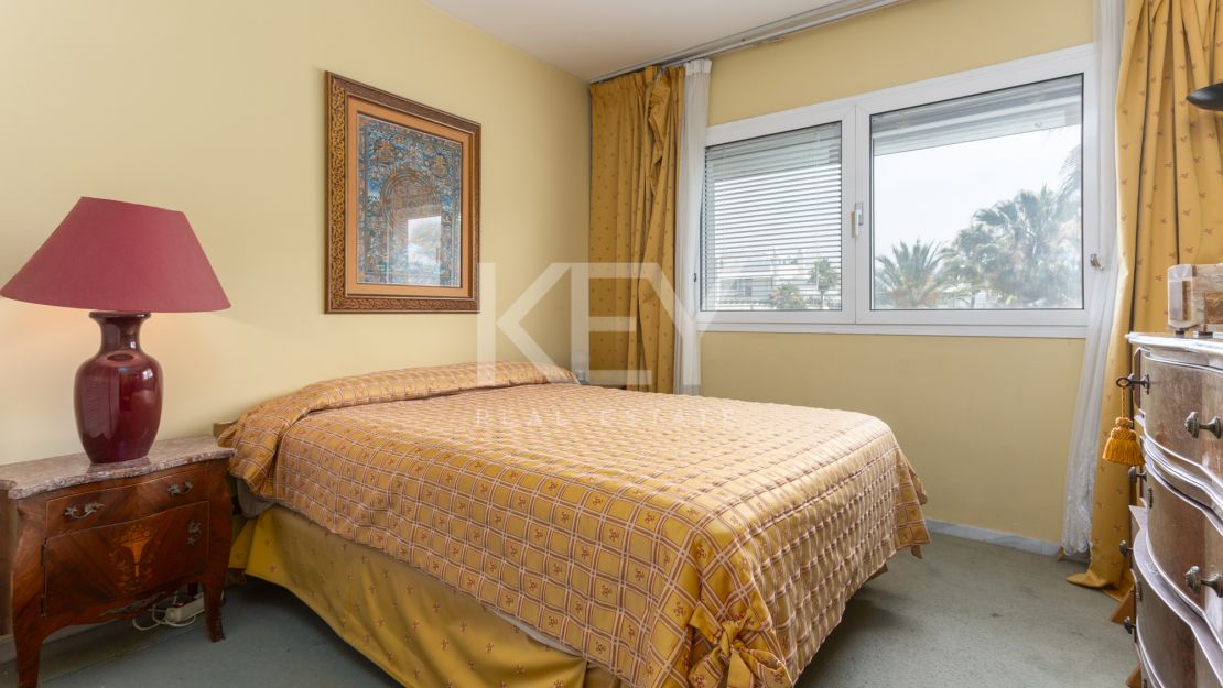 Elegant apartment in prime Marbella beachside location