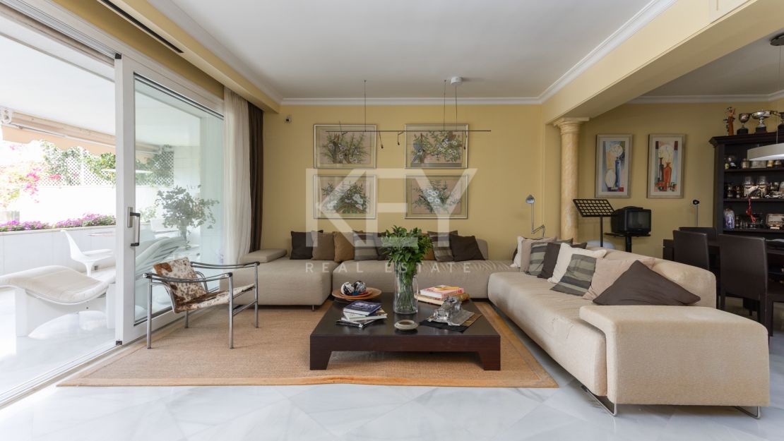 Elegant apartment in prime Marbella beachside location