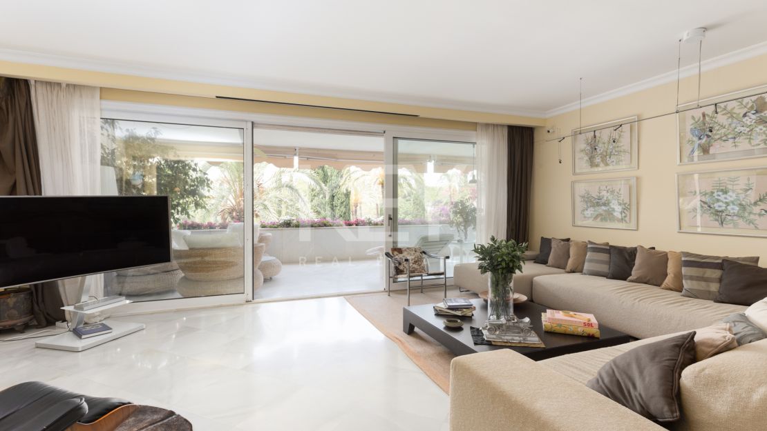 Elegant apartment in prime Marbella beachside location