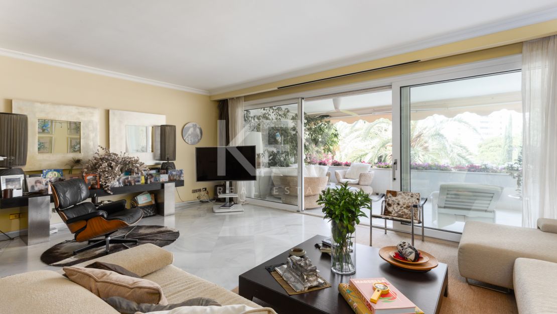 Elegant apartment in prime Marbella beachside location