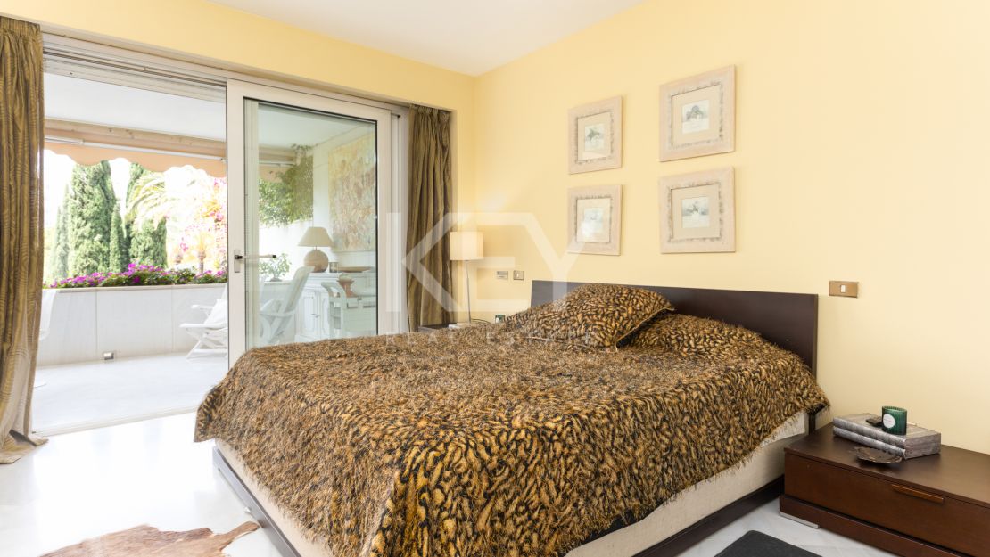 Elegant apartment in prime Marbella beachside location