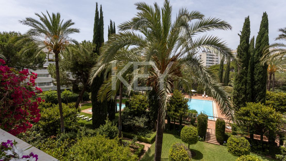 Elegant apartment in prime Marbella beachside location