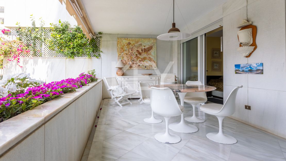 Elegant apartment in prime Marbella beachside location