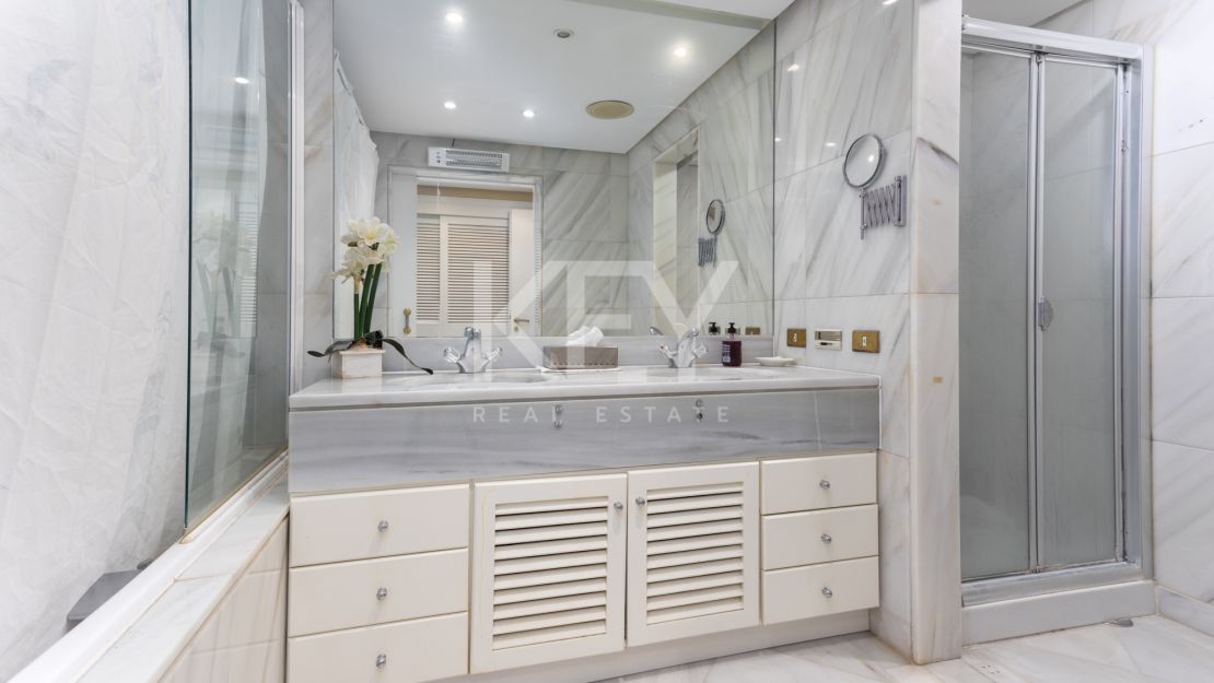 Elegant apartment in prime Marbella beachside location