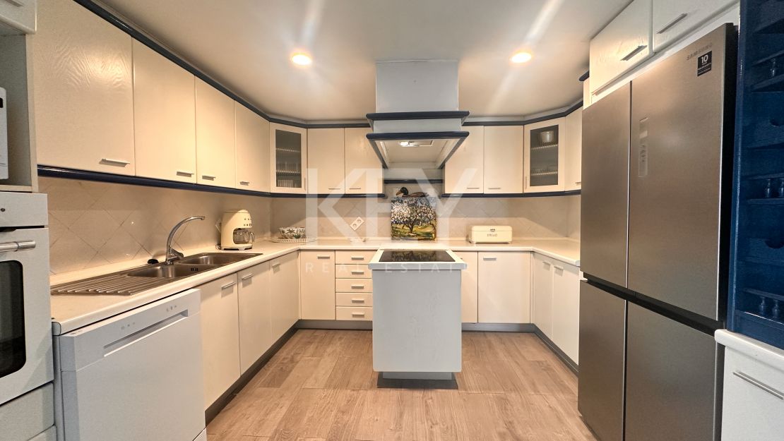 Двухуровневый дом на первом этаже с частным садом в Нуэва Андалусия