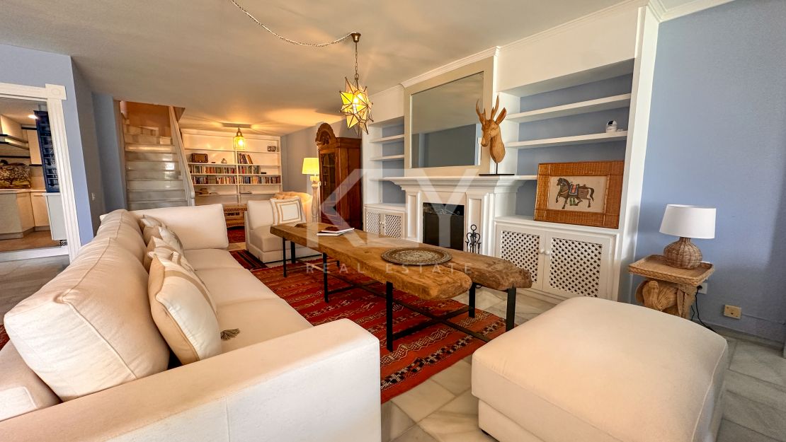 Двухуровневый дом на первом этаже с частным садом в Нуэва Андалусия