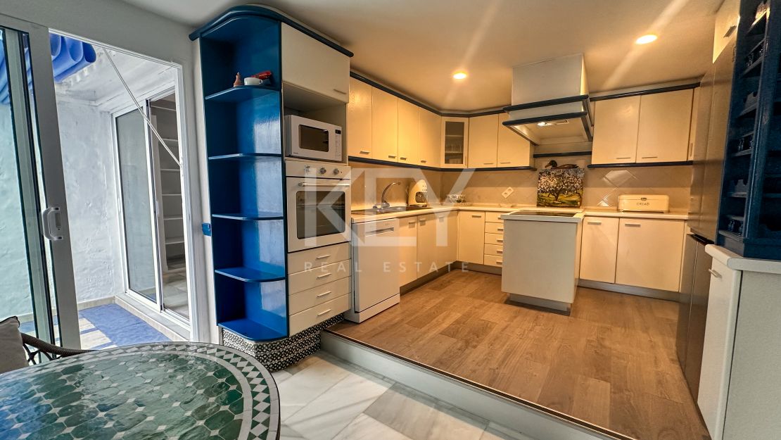 Двухуровневый дом на первом этаже с частным садом в Нуэва Андалусия