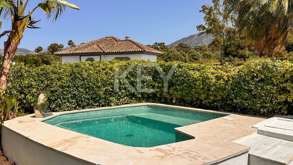 Двухуровневый дом на первом этаже с частным садом в Нуэва Андалусия