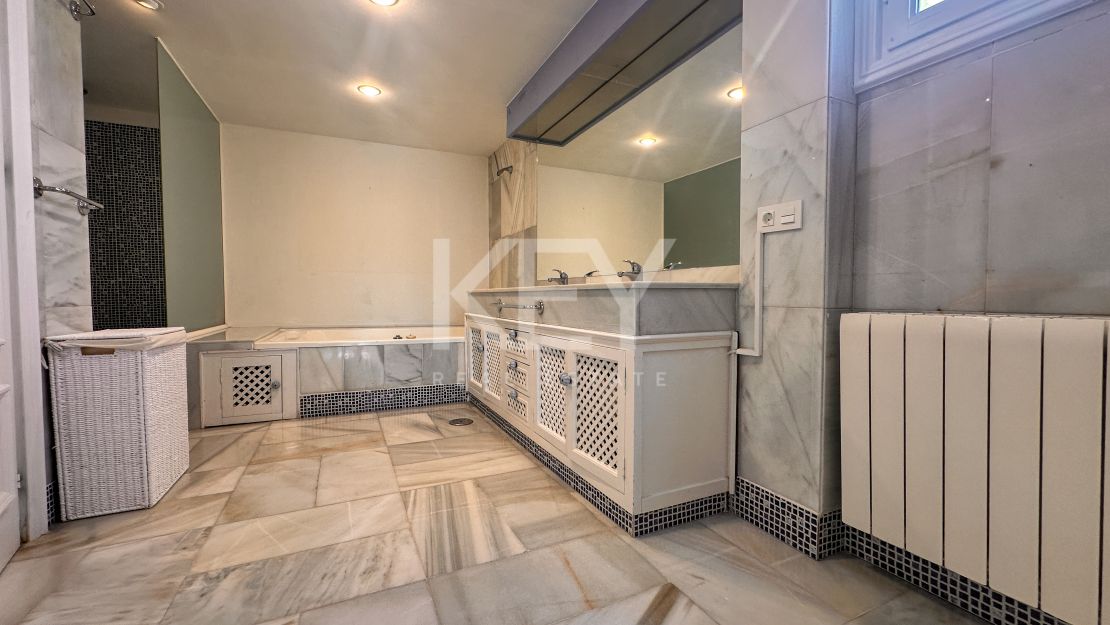 Двухуровневый дом на первом этаже с частным садом в Нуэва Андалусия