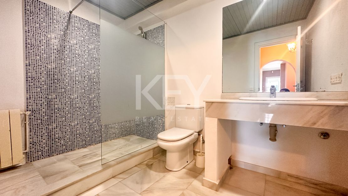 Двухуровневый дом на первом этаже с частным садом в Нуэва Андалусия