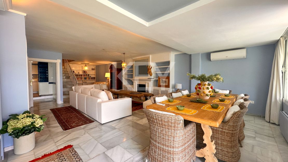 Двухуровневый дом на первом этаже с частным садом в Нуэва Андалусия