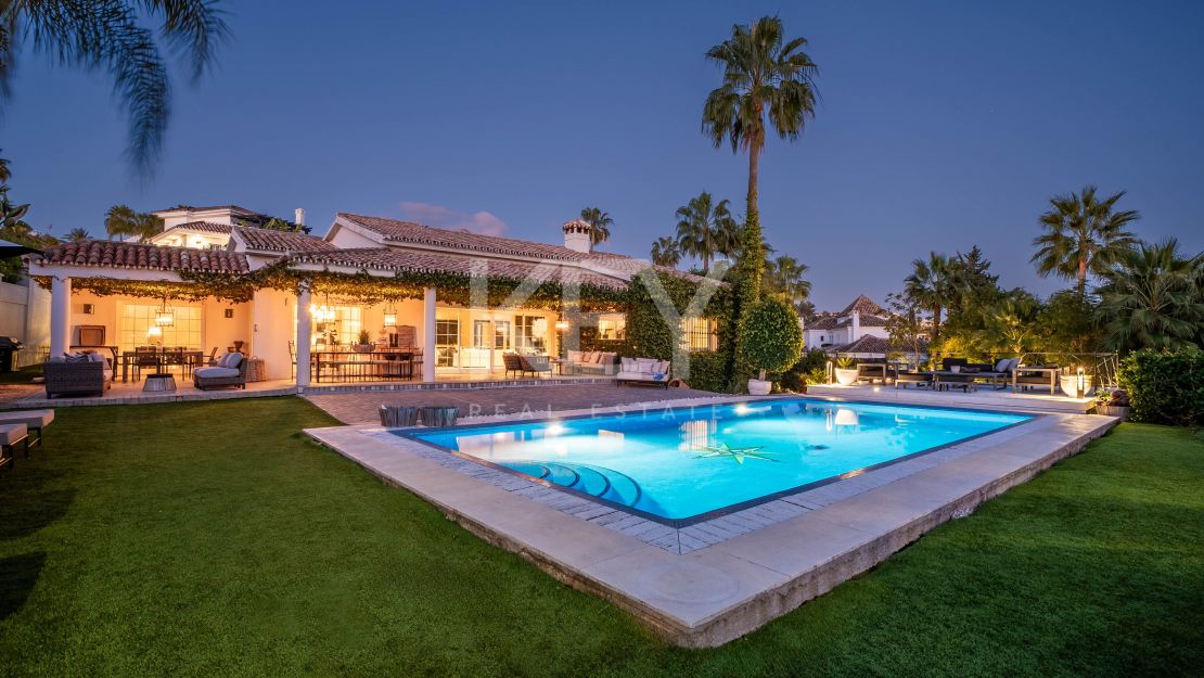 Роскошная вилла в андалузском стиле с панорамным видом на горы и гольф в Нуэва Андалусия, Марбелья