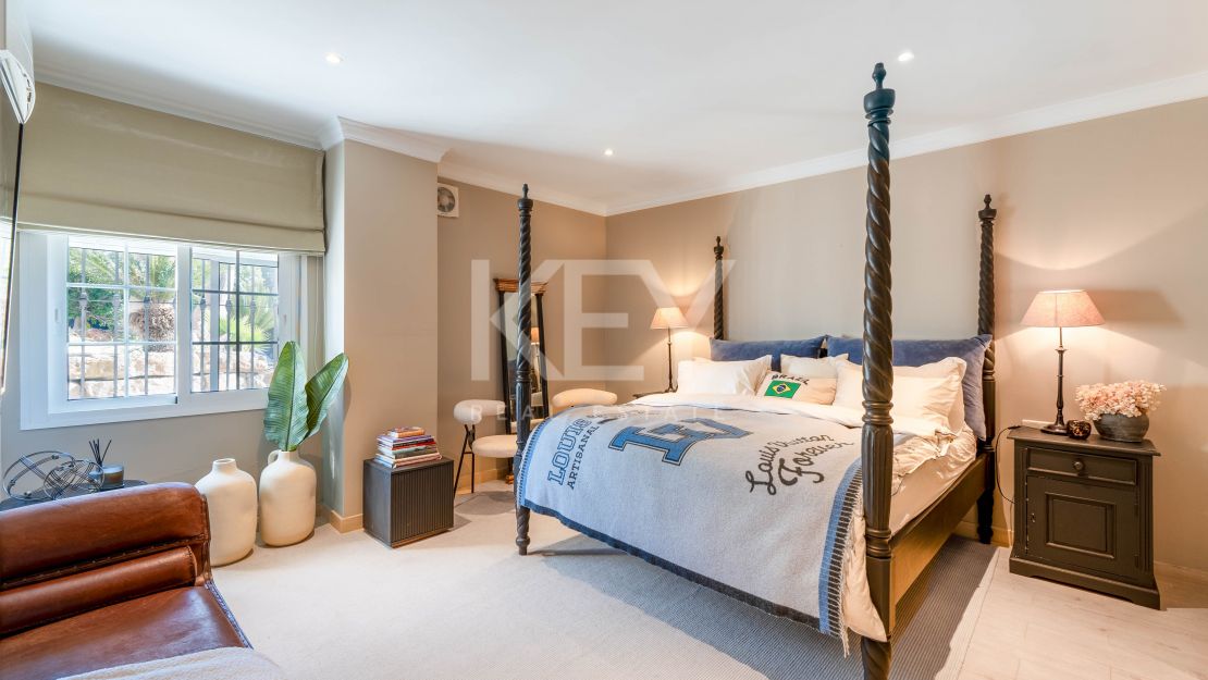 Роскошная вилла в андалузском стиле с панорамным видом на горы и гольф в Нуэва Андалусия, Марбелья