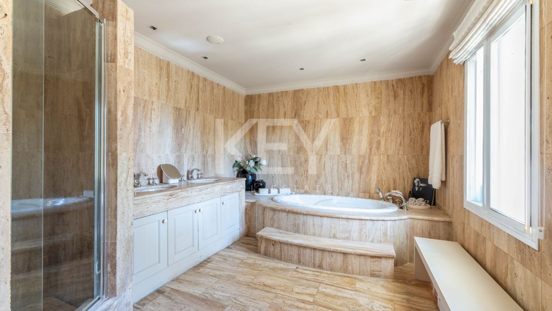 Роскошная вилла в андалузском стиле с панорамным видом на горы и гольф в Нуэва Андалусия, Марбелья