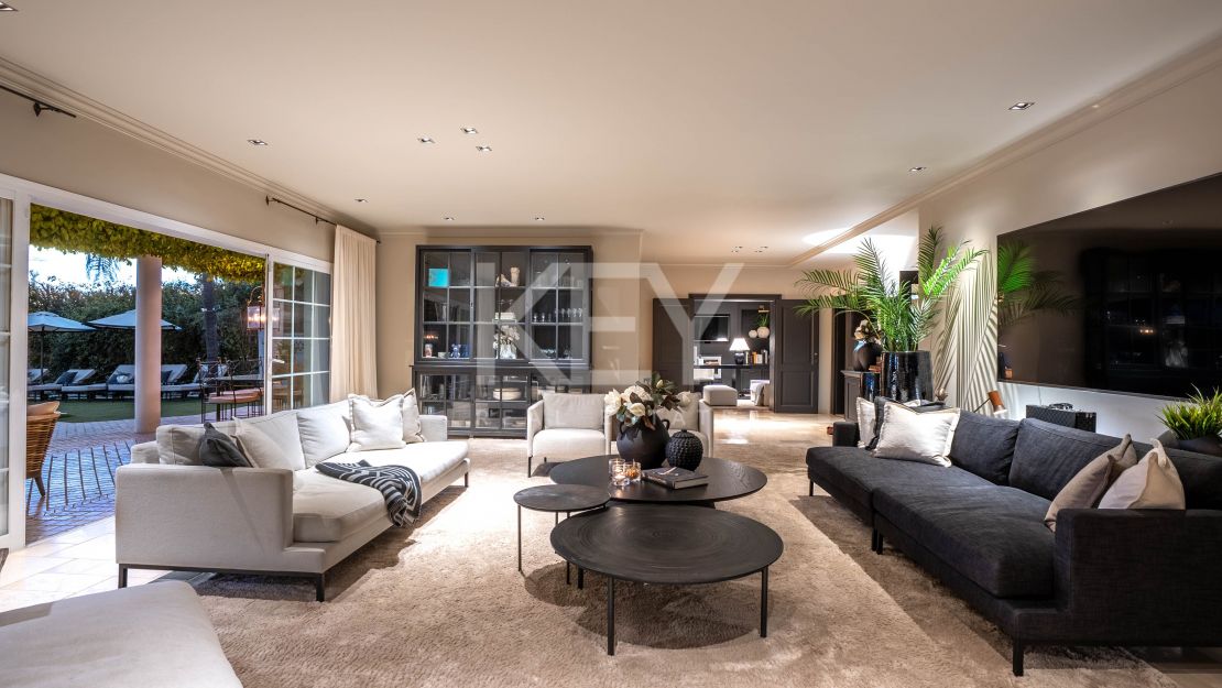 Роскошная вилла в андалузском стиле с панорамным видом на горы и гольф в Нуэва Андалусия, Марбелья