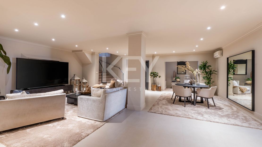 Роскошная вилла в андалузском стиле с панорамным видом на горы и гольф в Нуэва Андалусия, Марбелья