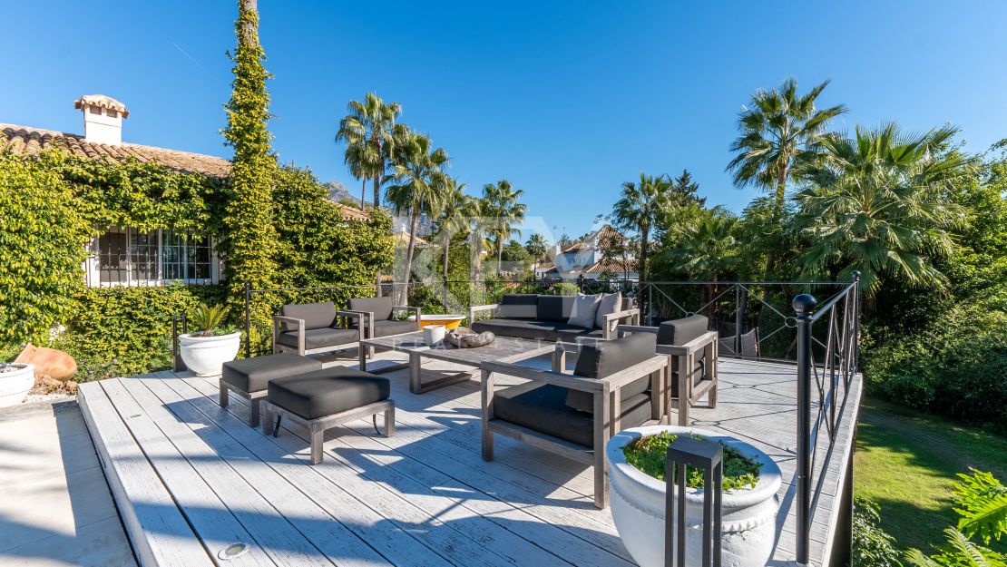 Роскошная вилла в андалузском стиле с панорамным видом на горы и гольф в Нуэва Андалусия, Марбелья