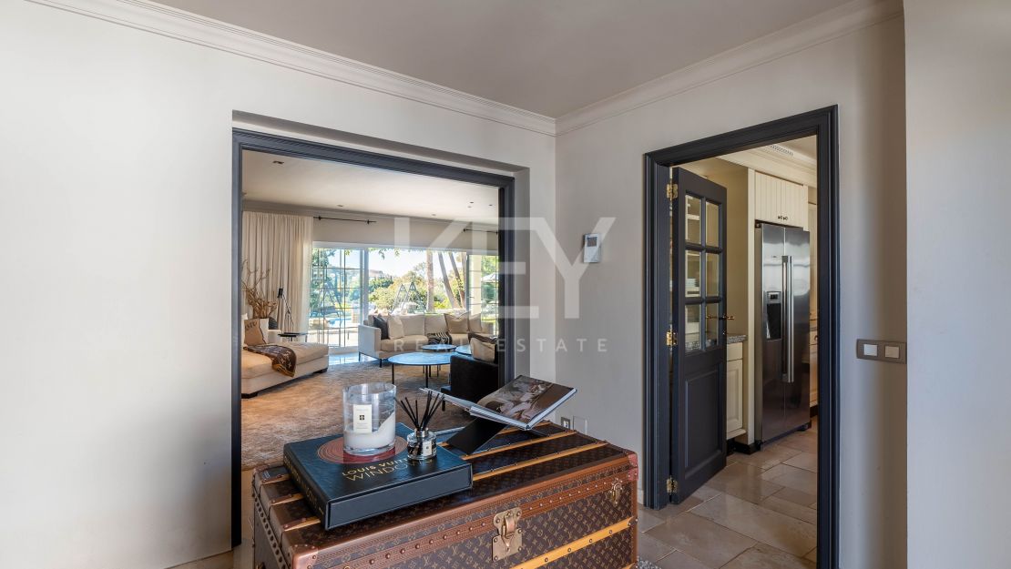 Роскошная вилла в андалузском стиле с панорамным видом на горы и гольф в Нуэва Андалусия, Марбелья