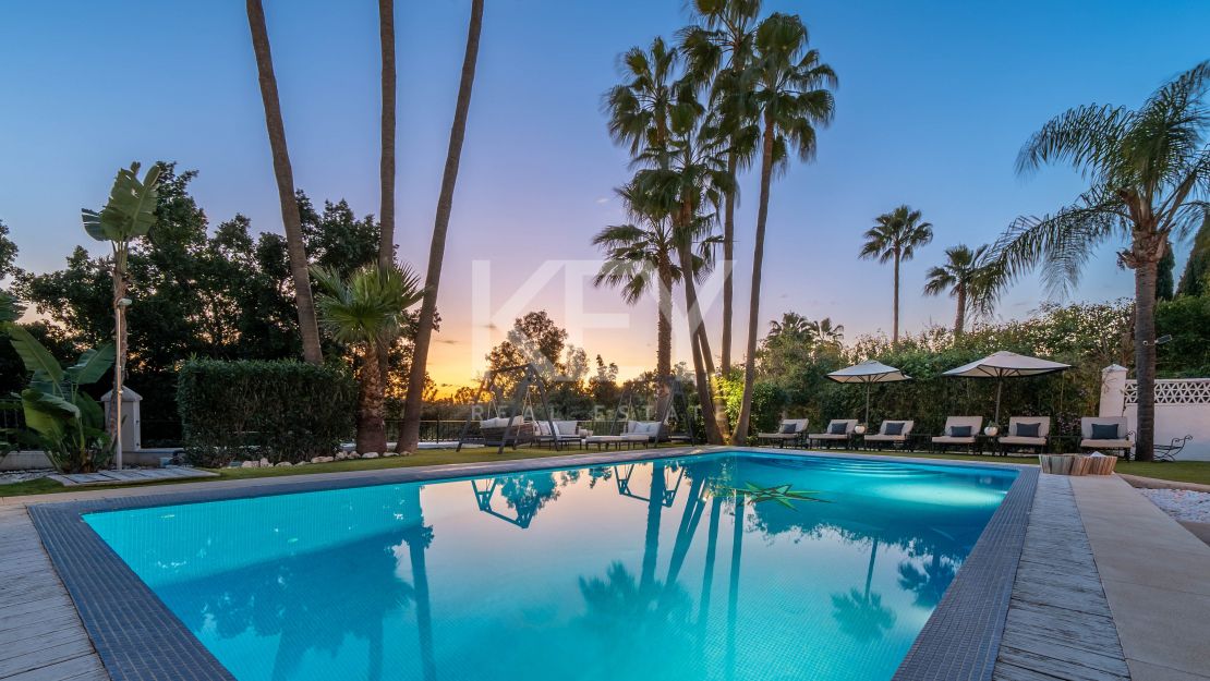 Роскошная вилла в андалузском стиле с панорамным видом на горы и гольф в Нуэва Андалусия, Марбелья