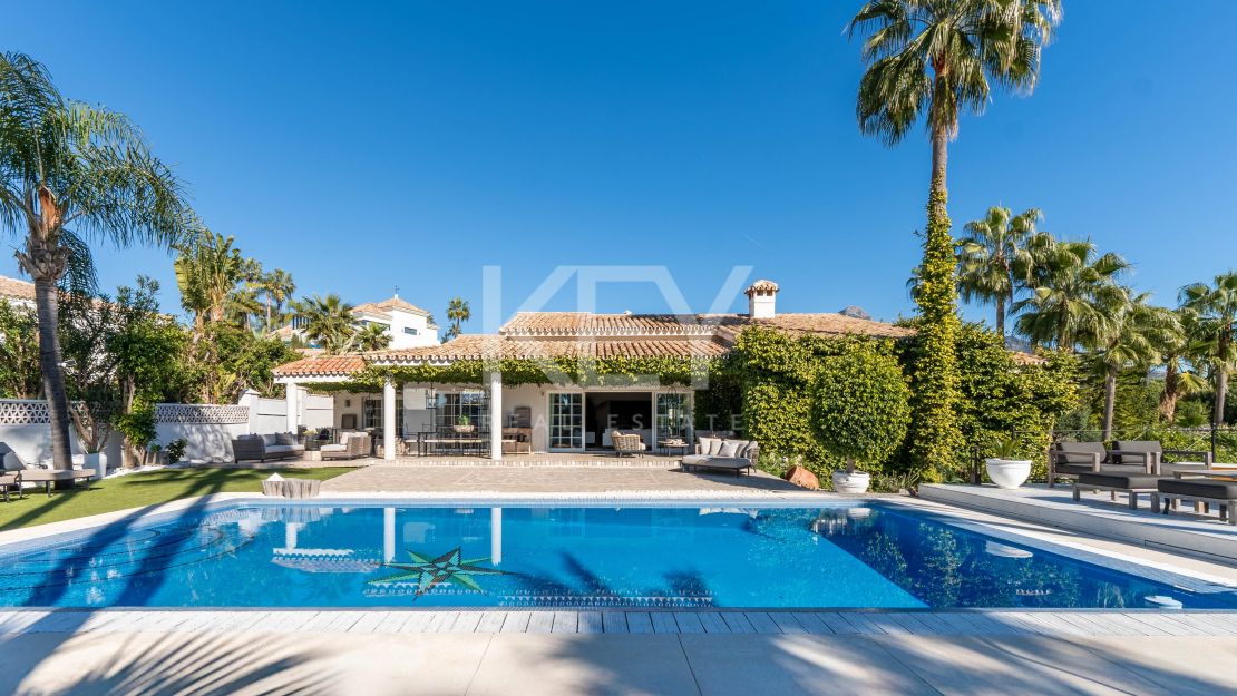 Роскошная вилла в андалузском стиле с панорамным видом на горы и гольф в Нуэва Андалусия, Марбелья