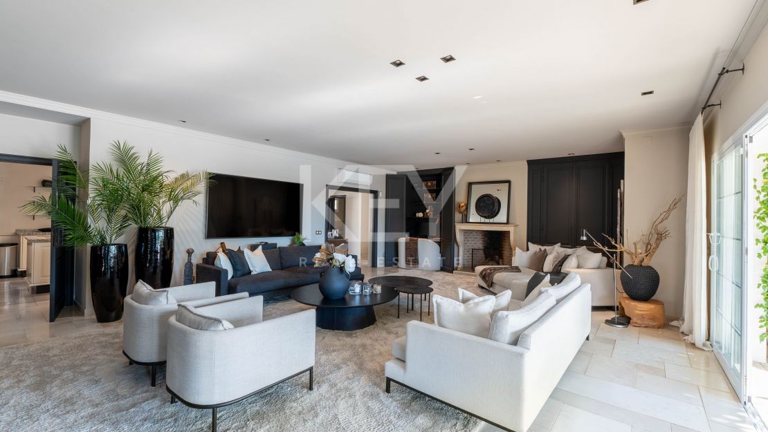 Роскошная вилла в андалузском стиле с панорамным видом на горы и гольф в Нуэва Андалусия, Марбелья