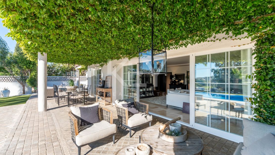 Роскошная вилла в андалузском стиле с панорамным видом на горы и гольф в Нуэва Андалусия, Марбелья