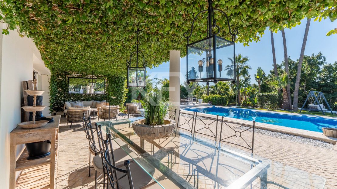 Роскошная вилла в андалузском стиле с панорамным видом на горы и гольф в Нуэва Андалусия, Марбелья