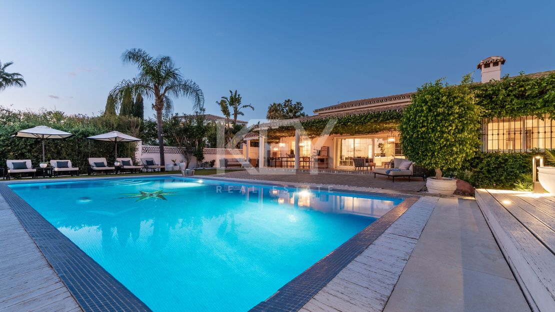 Роскошная вилла в андалузском стиле с панорамным видом на горы и гольф в Нуэва Андалусия, Марбелья