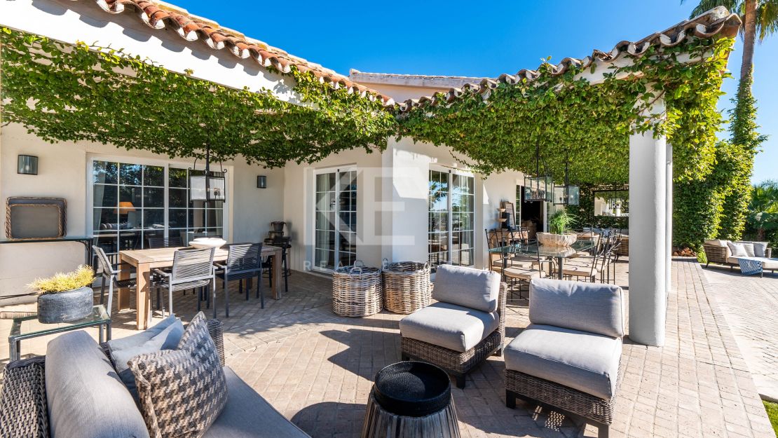 Роскошная вилла в андалузском стиле с панорамным видом на горы и гольф в Нуэва Андалусия, Марбелья