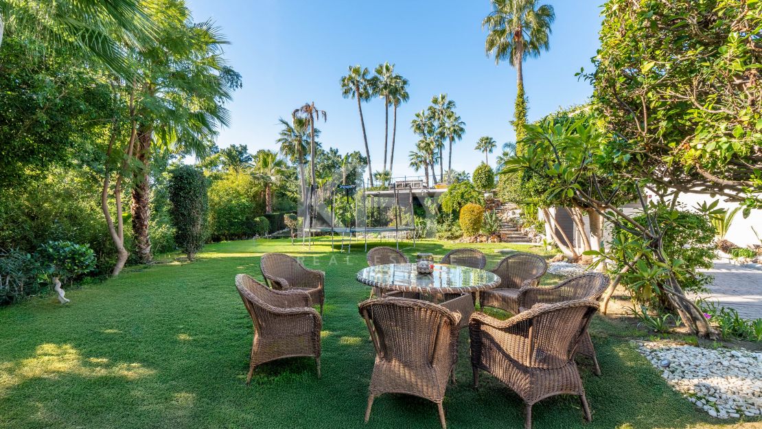 Роскошная вилла в андалузском стиле с панорамным видом на горы и гольф в Нуэва Андалусия, Марбелья