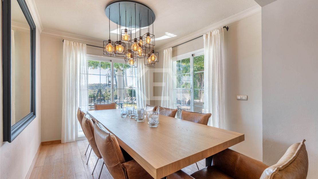 Роскошная вилла в андалузском стиле с панорамным видом на горы и гольф в Нуэва Андалусия, Марбелья