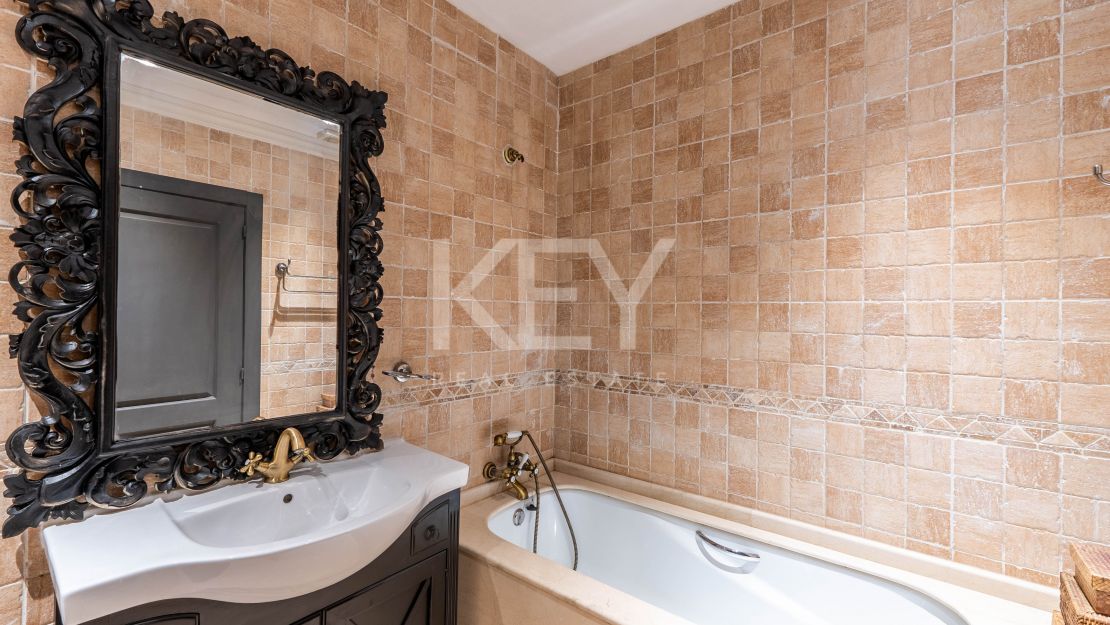 Роскошная вилла в андалузском стиле с панорамным видом на горы и гольф в Нуэва Андалусия, Марбелья